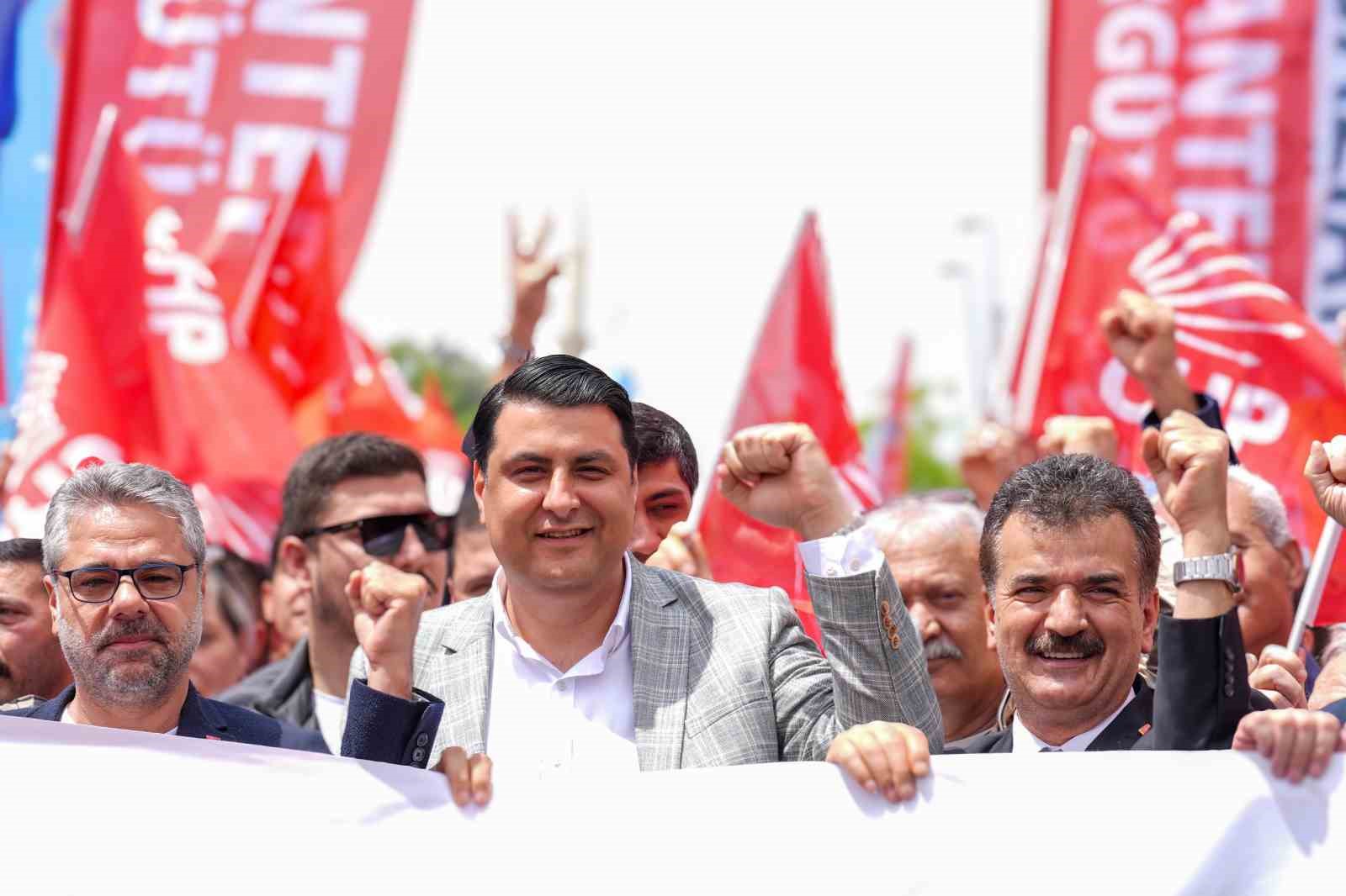 Yılmaz, iş&ccedil;inin bayram coşkusuna ortak oldu
