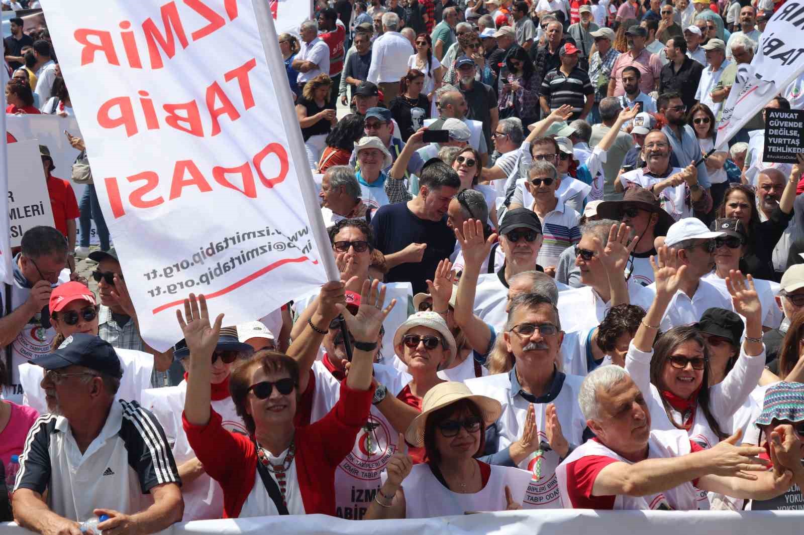 1 Mayıs, İzmir&rsquo;de coşkuyla kutlandı
