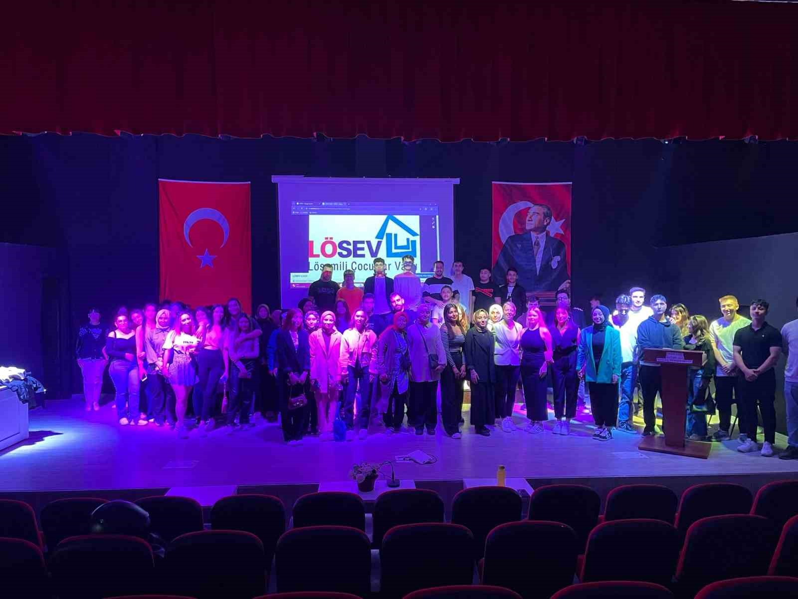 L&ouml;semiyi yendi m&uuml;cadelesini ve başarı hikayesini arkadaşlarıyla paylaştı
