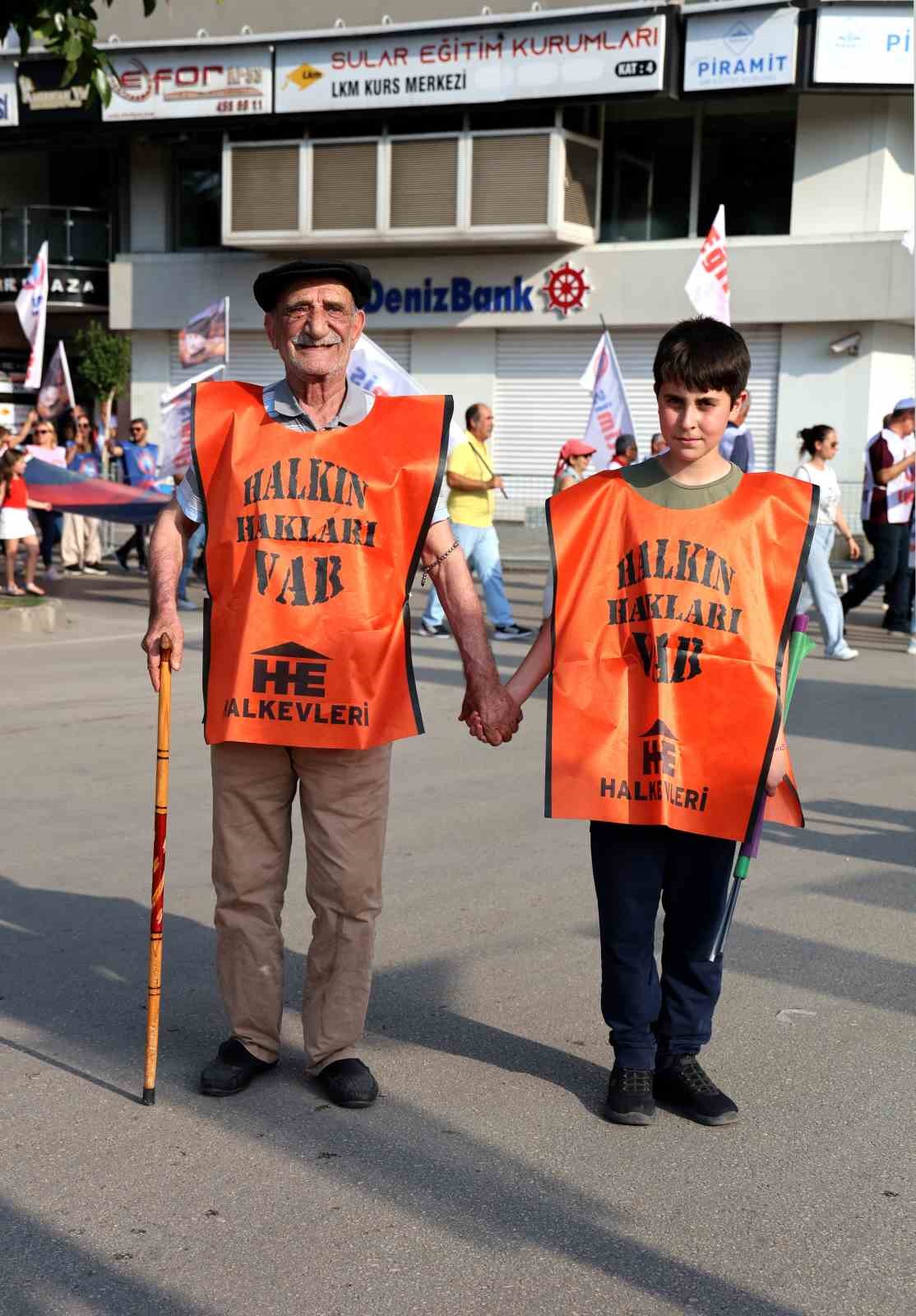 Herkes alanlarda onlar ekmek parası peşinde