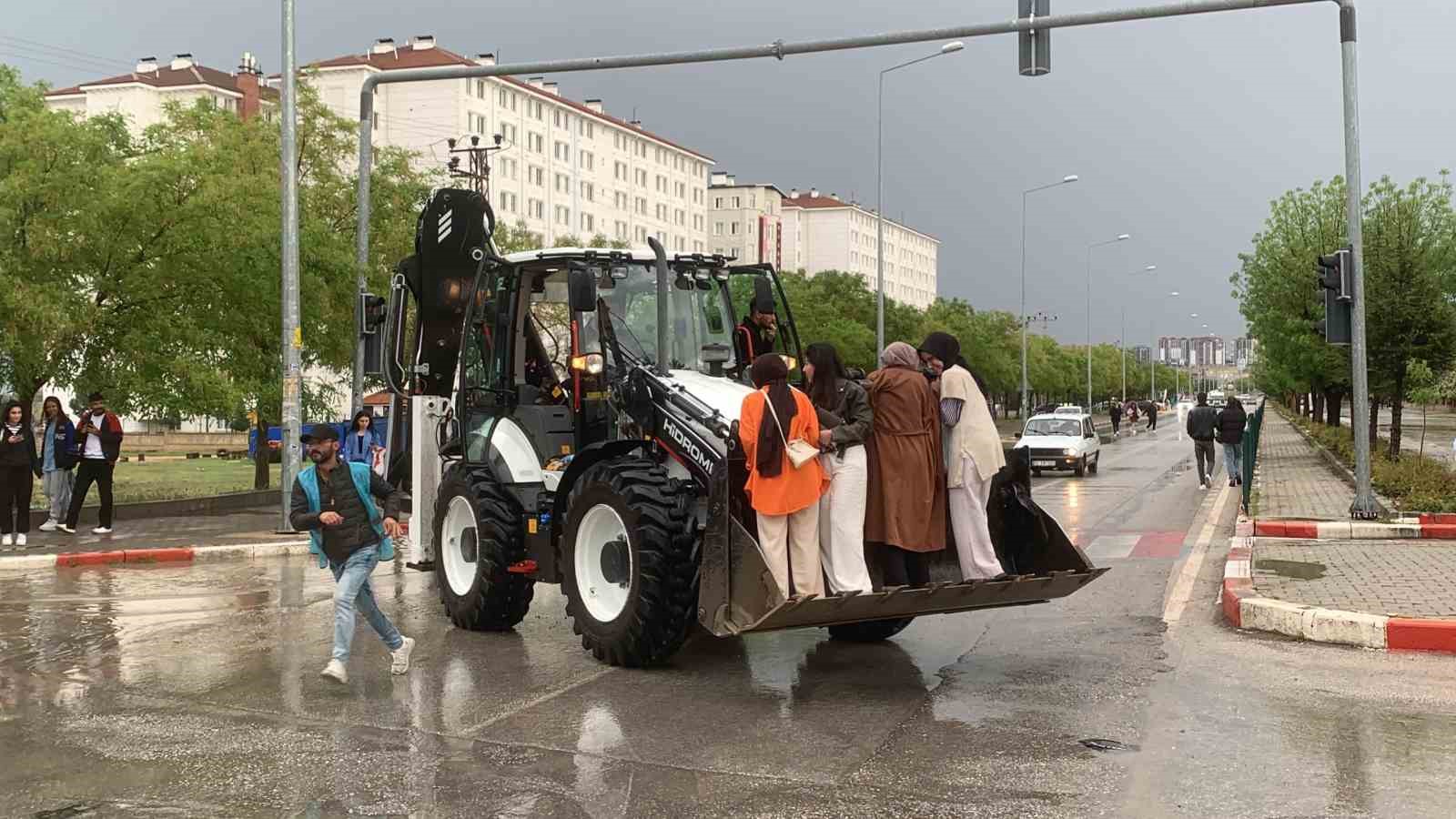 Karaman’da sağanak etkili oldu, araçlar yolda mahsur kaldı
