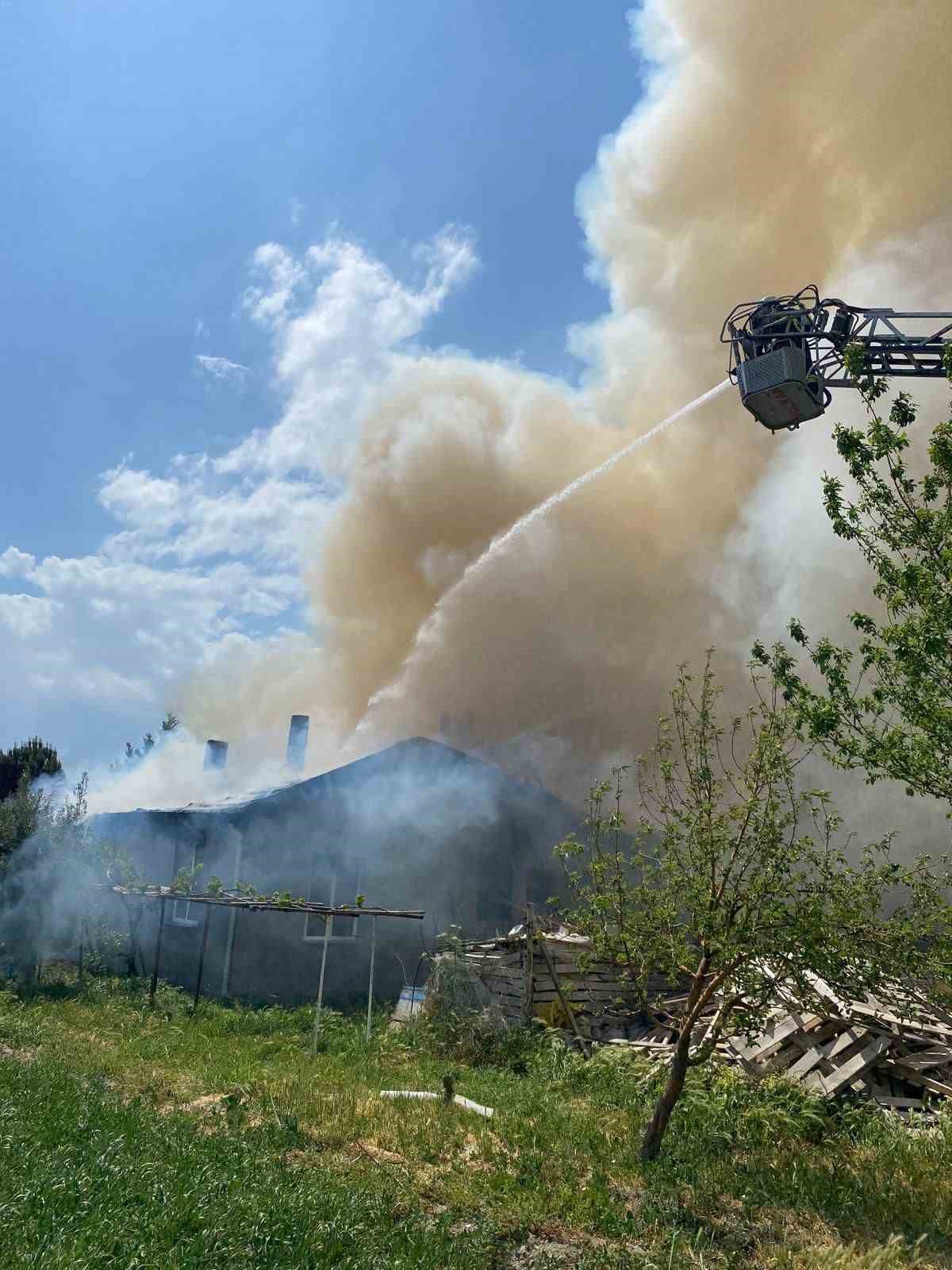 Burdur&rsquo;da &ccedil;ıkan yangında ev ve otomobil kullanılamaz hale geldi

