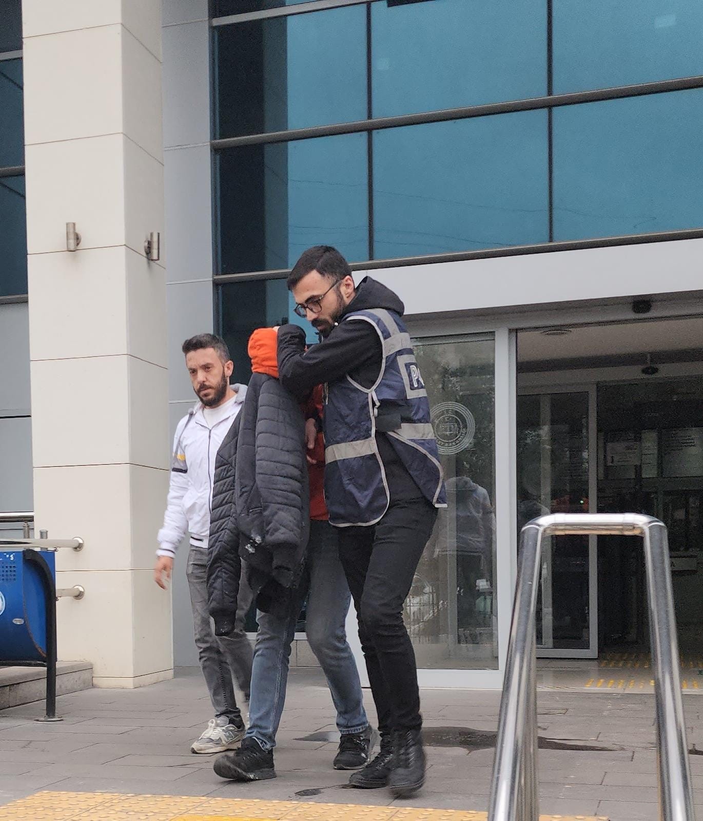 Otomobile bomba d&uuml;zeneği kuran şahıs tutuklandı
