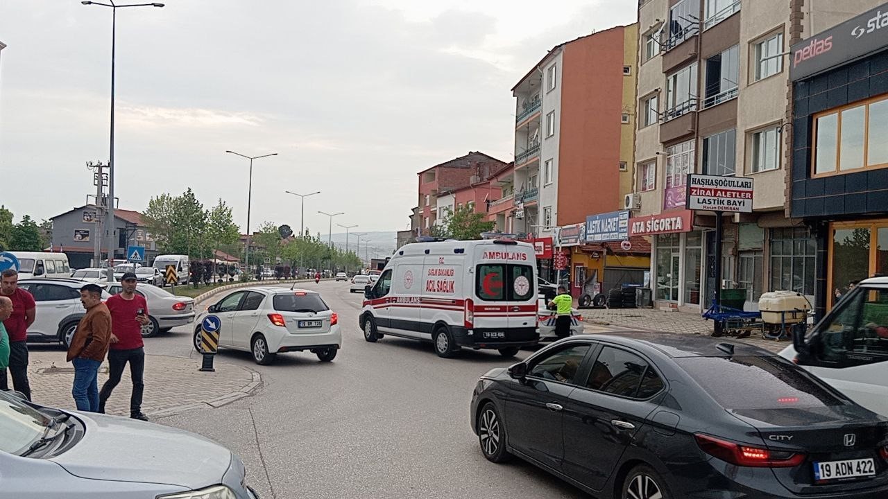 Hafif ticari araç ile motosiklet çarpıştı: 1 yaralı