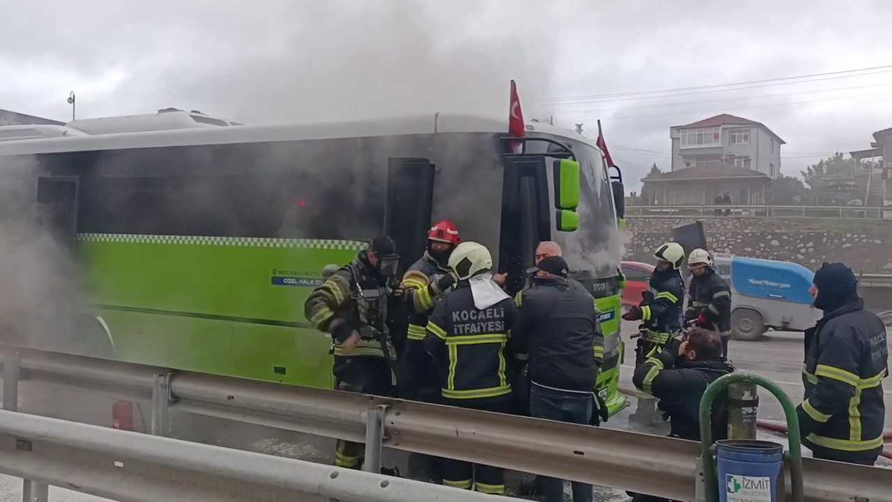 Özel halk otobüsünden yükselen dumanlar korkuya sebep oldu

