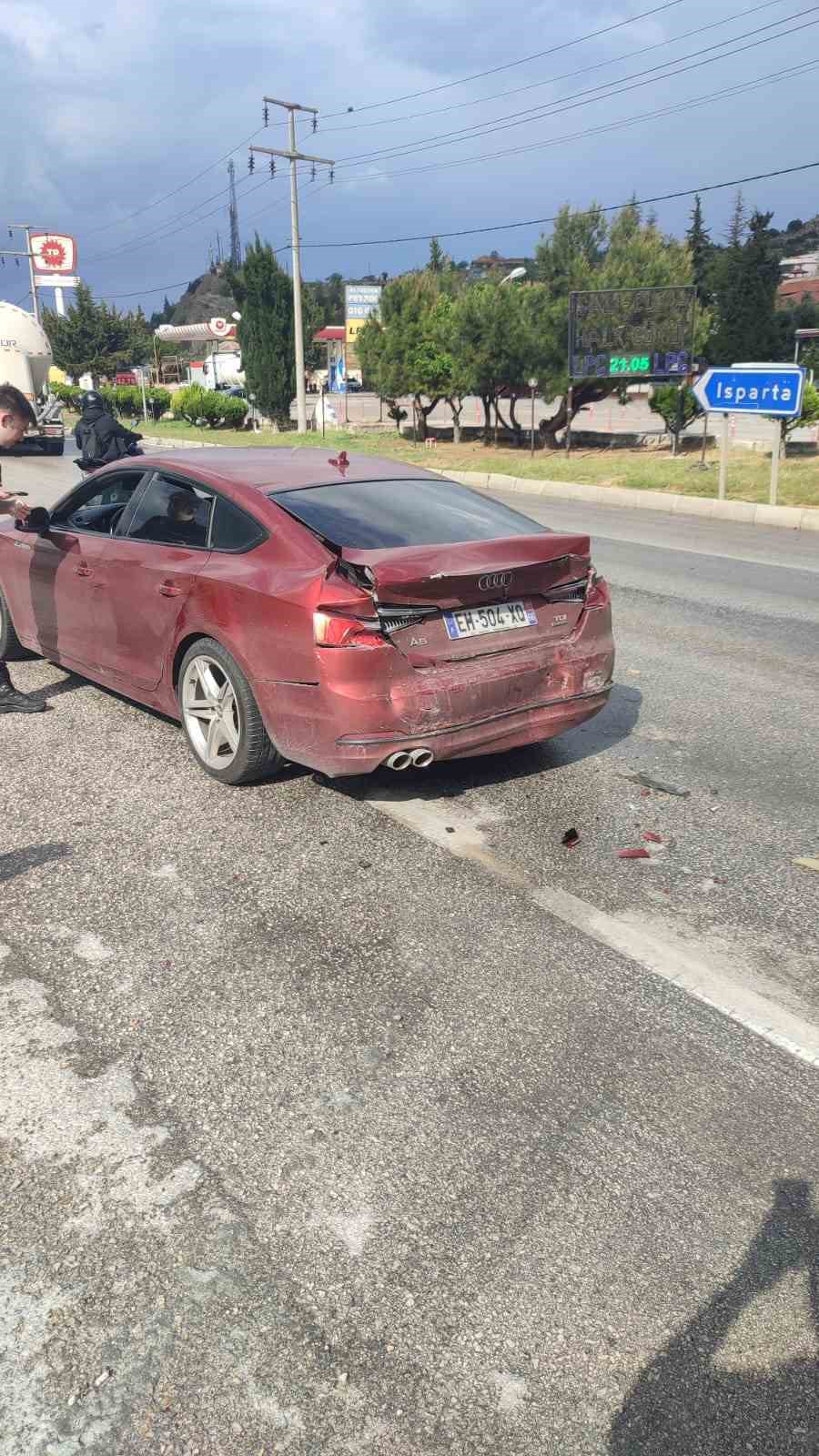 Kırmızı ışıkta bekleyen otomobile &ccedil;ekici &ccedil;arptı: 1 yaralı
