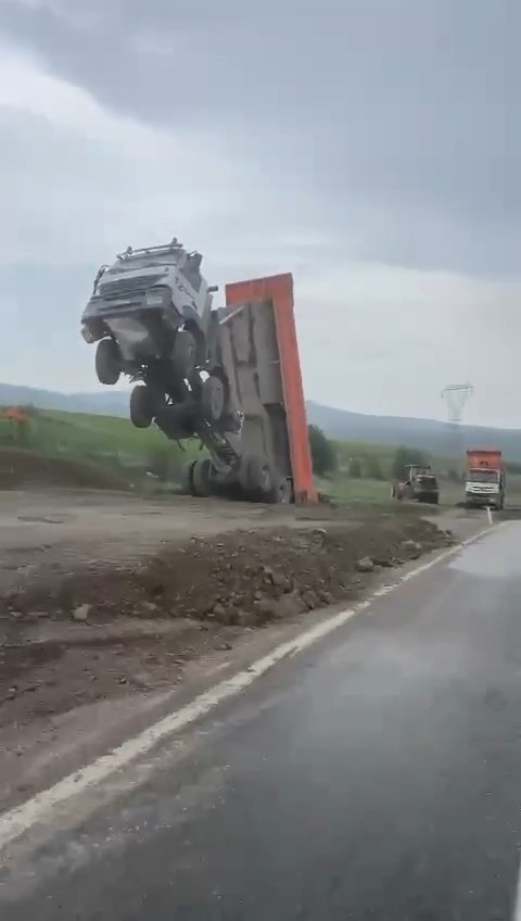 Görenler şaşırdı: Kamyon şaha kalktı
