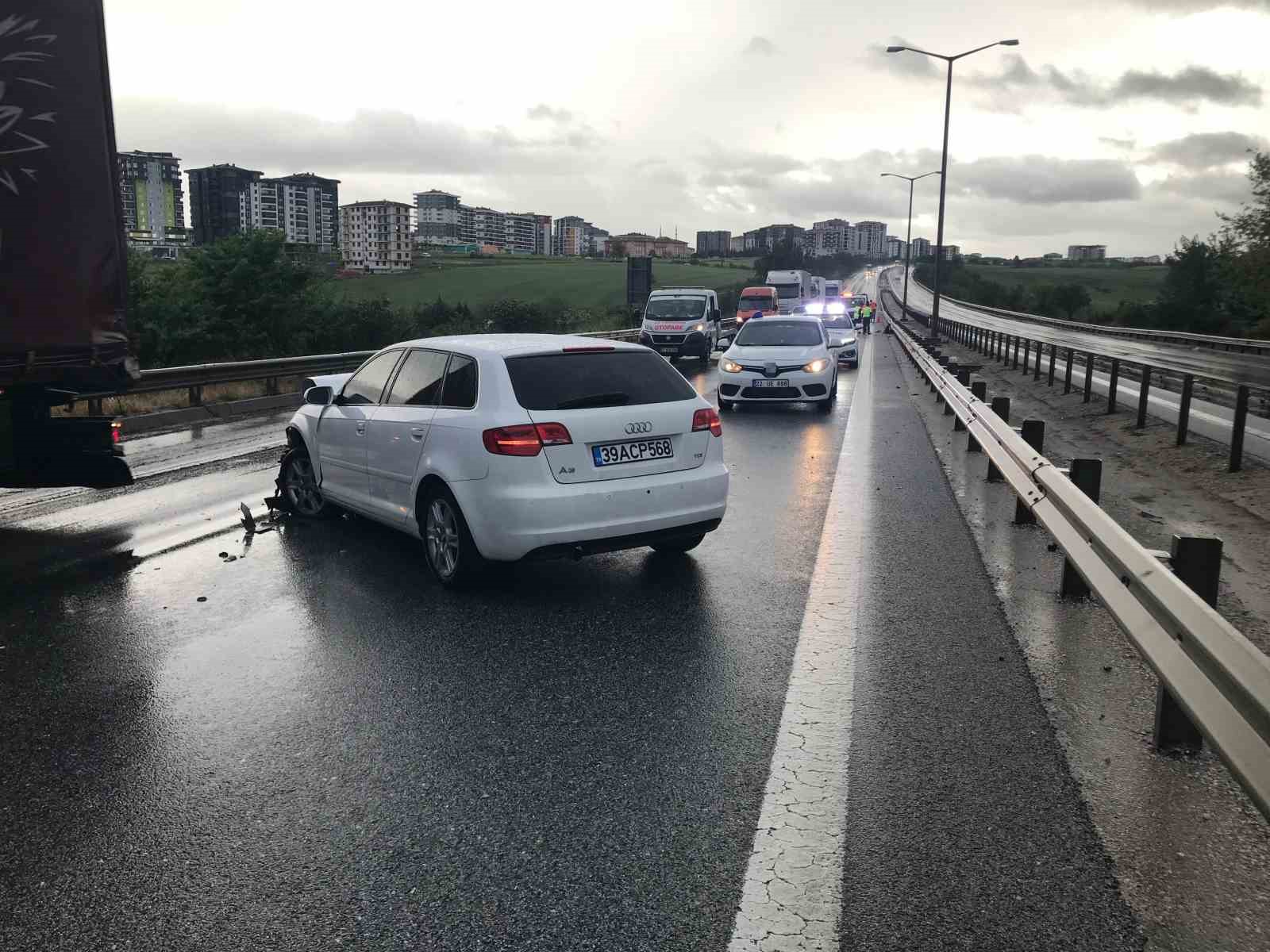 Edirne&rsquo;de bariyerlere &ccedil;arpan otomobilin s&uuml;r&uuml;c&uuml;s&uuml; yaralandı

