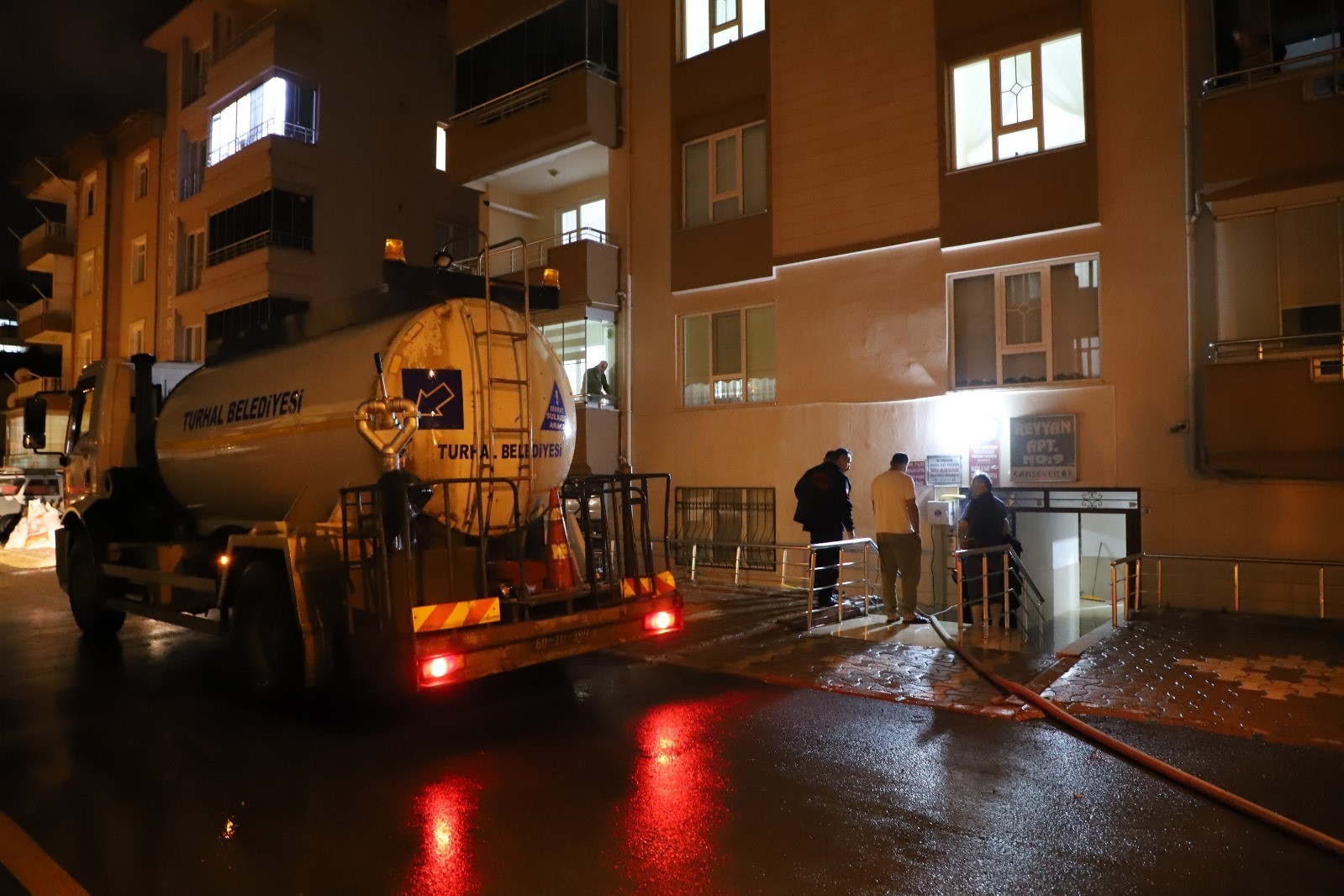 Turhal Belediyesi, su baskınlarına karşı gece gündüz çalışıyor
