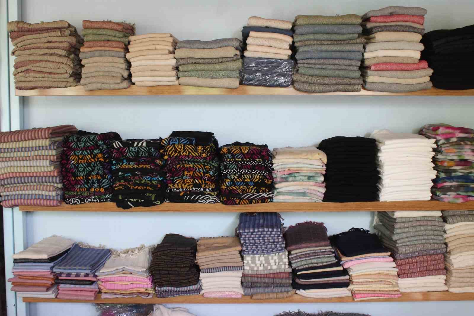 Yılda 45 g&uuml;n uyanık kalan ipek b&ouml;cekleri, dut yapraklarıyla &ouml;zenle besleniyorlar
