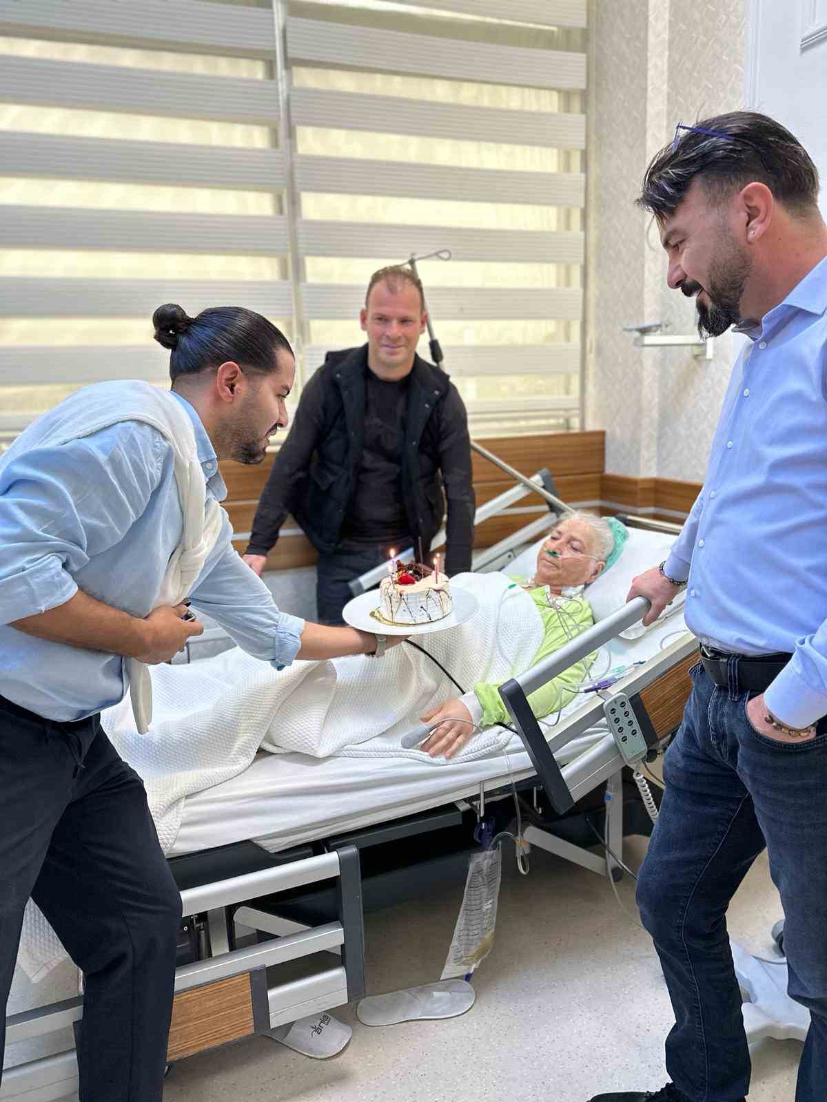70 yaşındaki hastaya hastanede doğum günü sürprizi