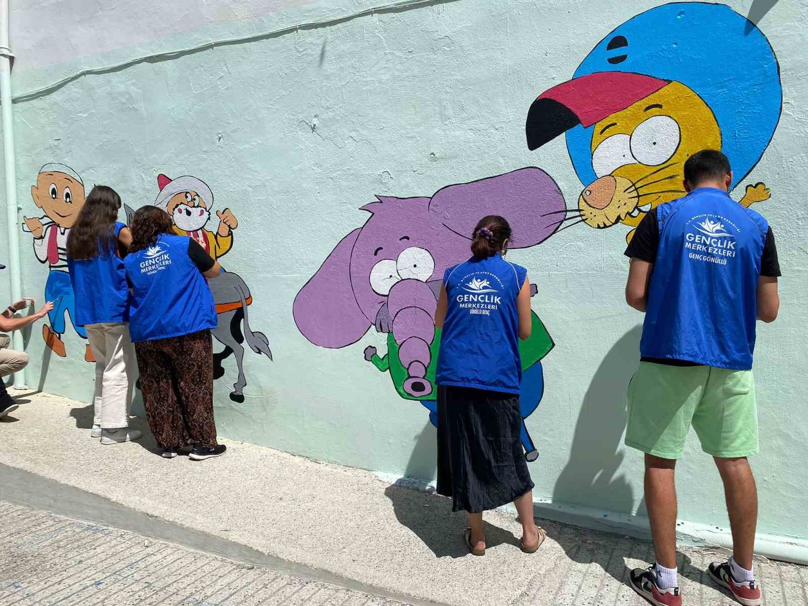 Muğla’da gönüllü gençler okul duvarlarına masal kahramanlarını resmediyor
