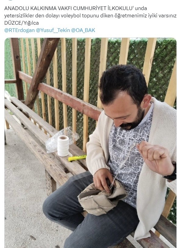 Öğretmen patlayan voleybol topunu elleriyle dikmişti: Öğrencilerden duygulandıran hareket
