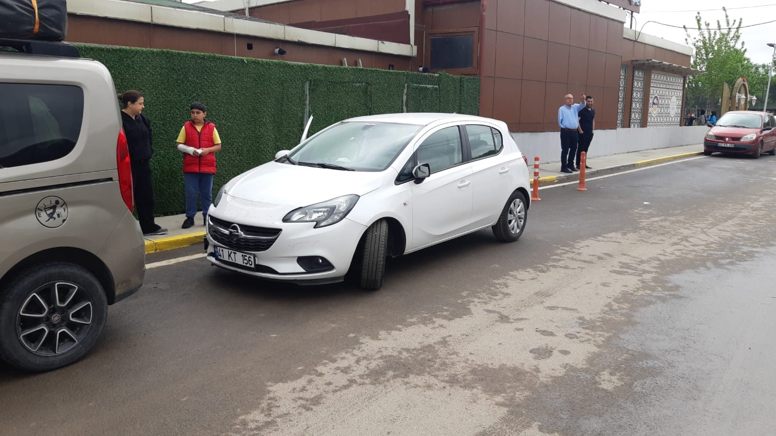 Gaz pedalı takılı kalan otomobil, bebek arabasına çarptı: 2 yaşındaki bebek ağır yaralandı
