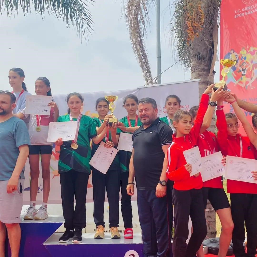 Körfezli Melek atletizmde Türkiye şampiyonu oldu
