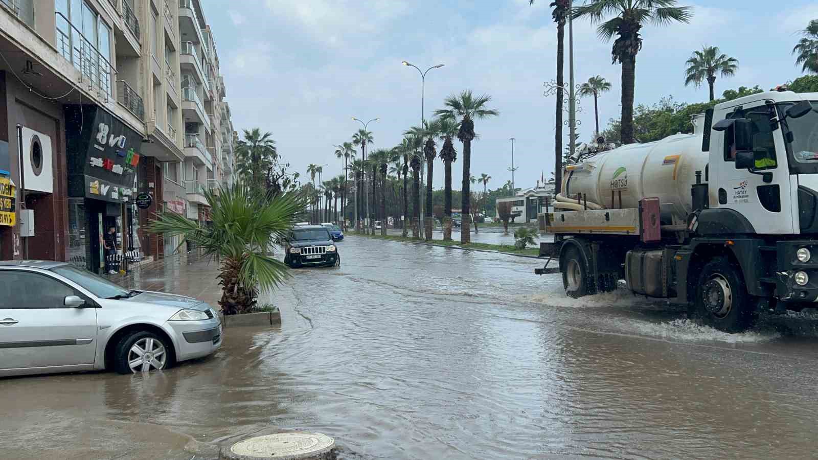 İskenderun’da sağanak yağışla caddeler göle döndü
