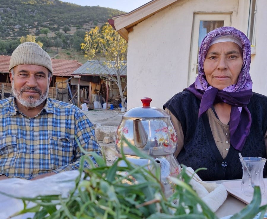 Keçilerini otlatırken şiir yazıp, türkü besteliyor
