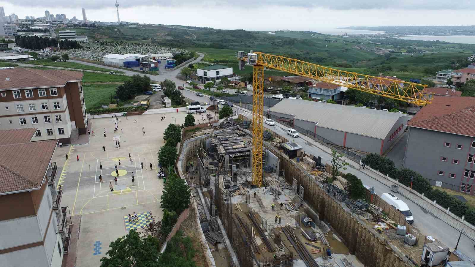 Öğrenciler için risk teşkil eden vinç belediyeyi harekete geçirdi
