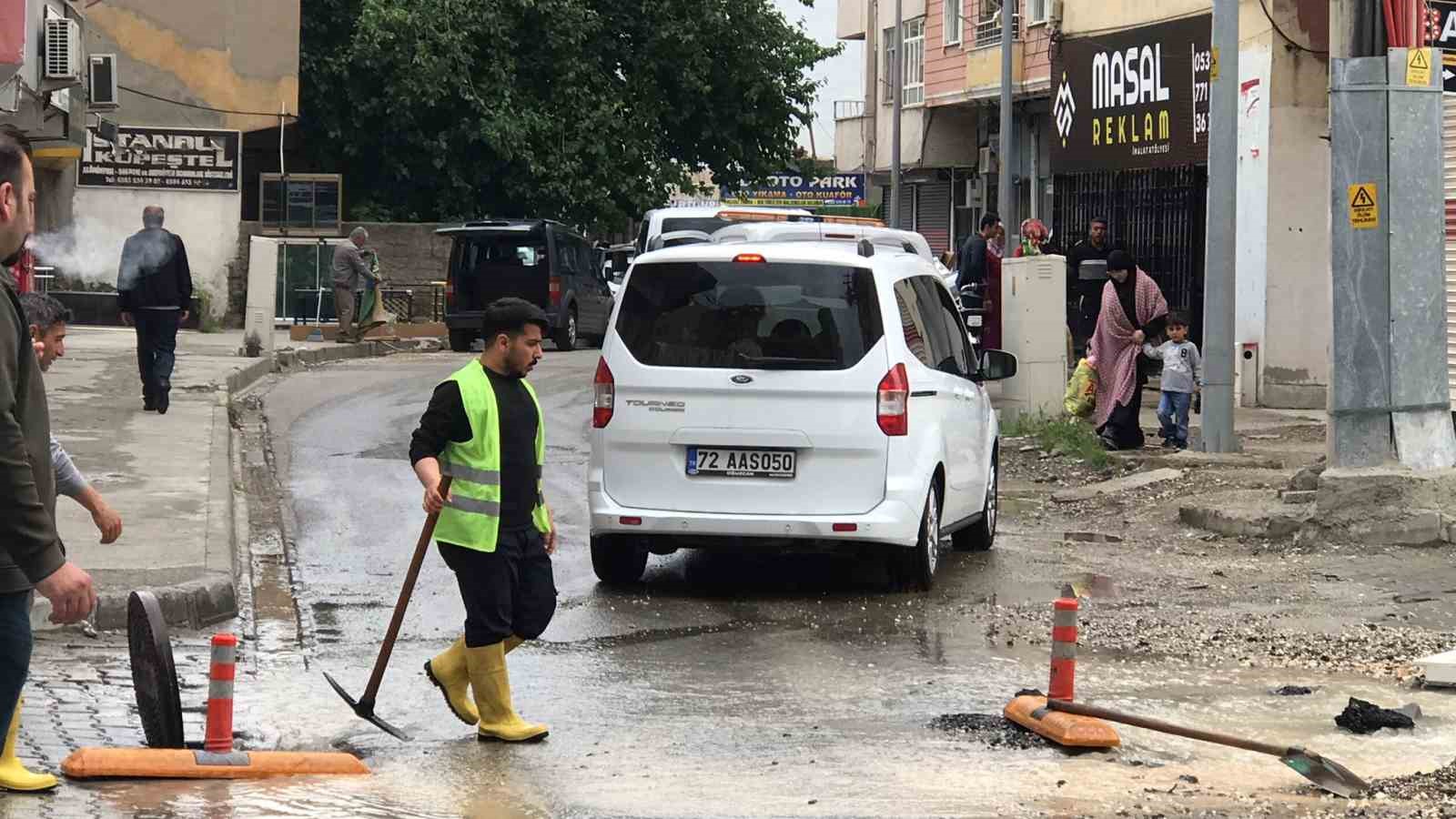 Drenaj açmak isterken su borusunu patlattılar
