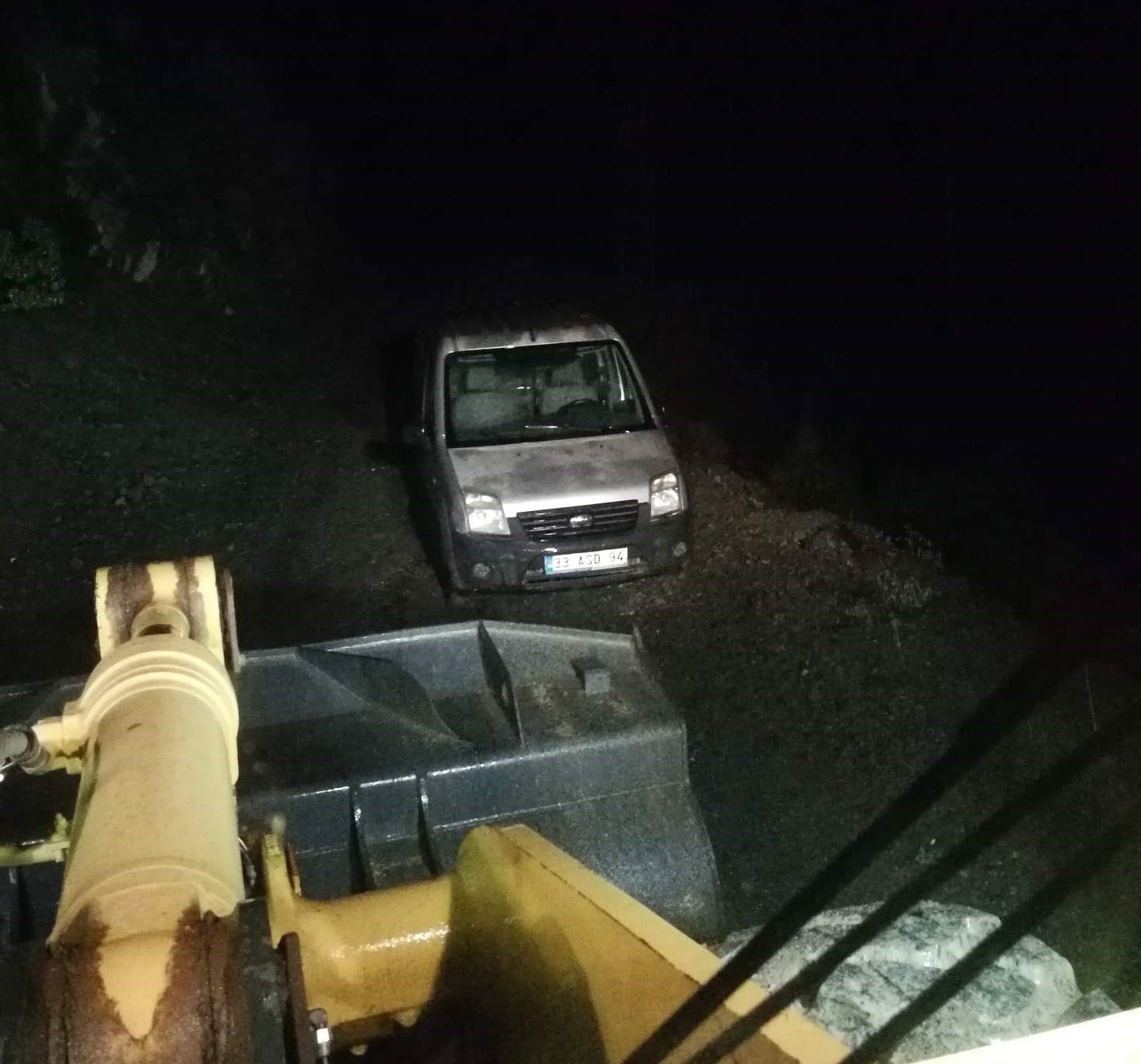 Şirvan&rsquo;da meydana gelen heyelanda mahsur kalan vatandaşlar kurtarıldı
