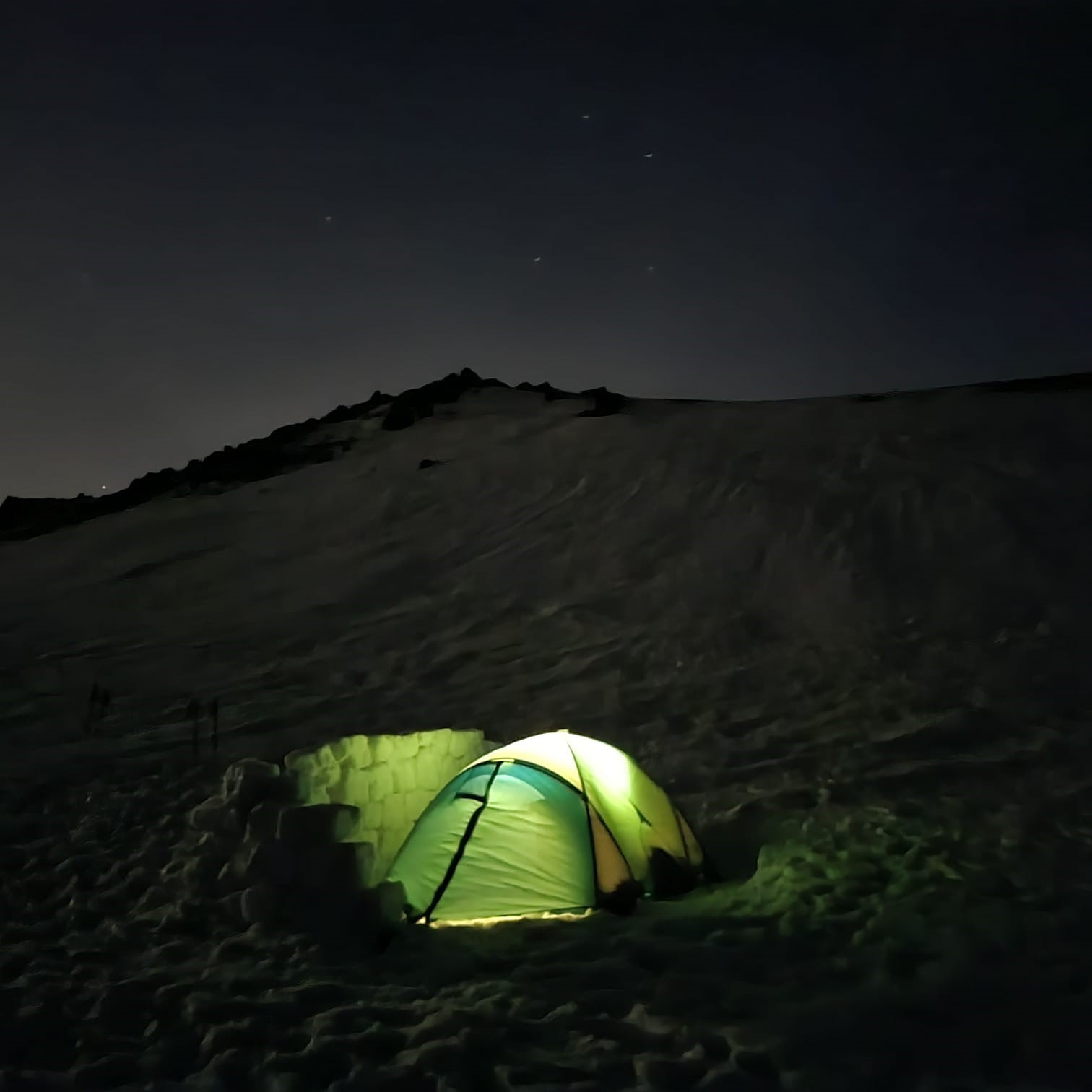 Kırşehirli dağcılardan 3177 rakımlı volkan kraterinde kamp
