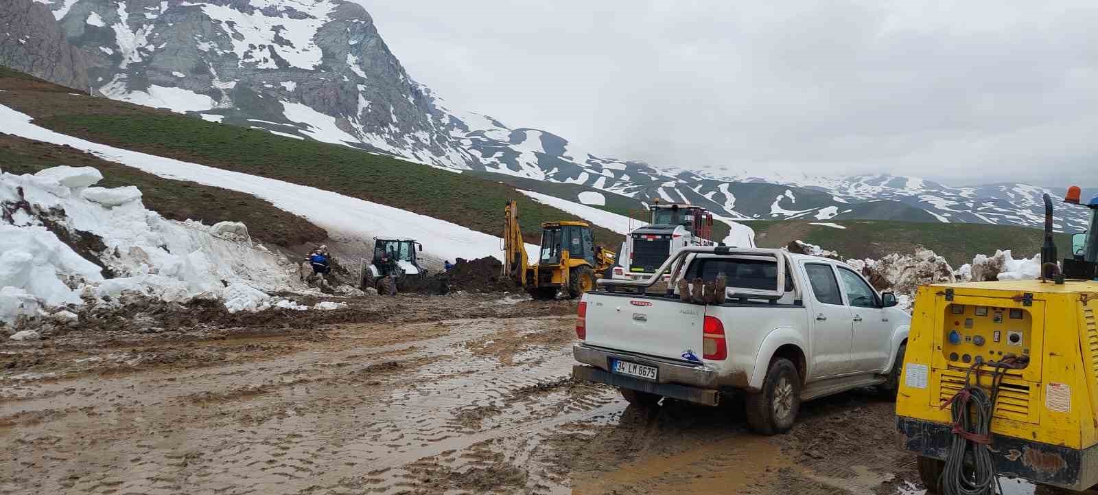 Mayıs ayında karlı yolları aşarak su arızasına m&uuml;dahale ettiler

