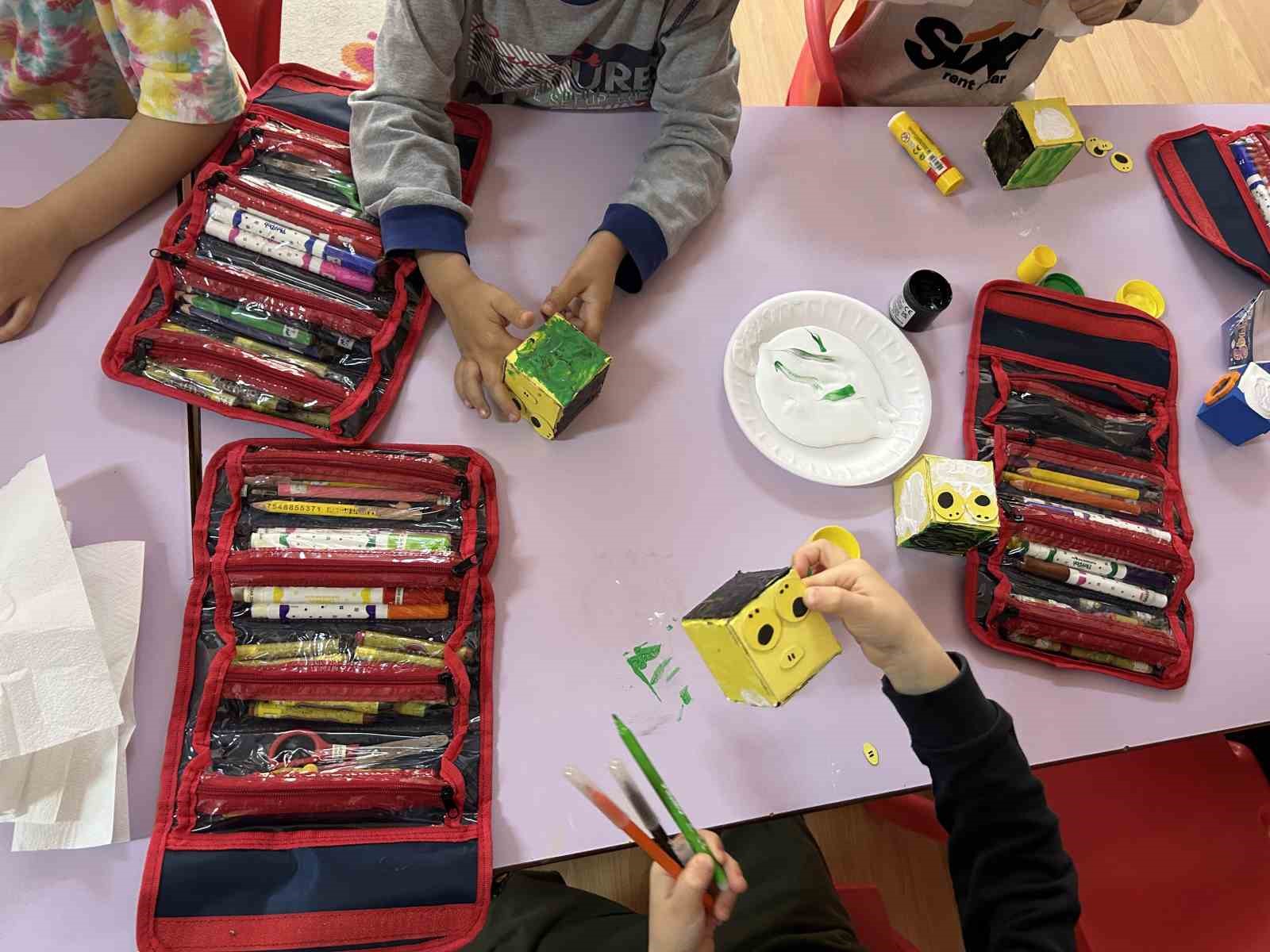 &Ccedil;OM&Uuml;&rsquo;l&uuml; &ouml;ğrenciler, anaokullu miniklere hem hasarrufu hem geri d&ouml;n&uuml;ş&uuml;m&uuml; anlattı
