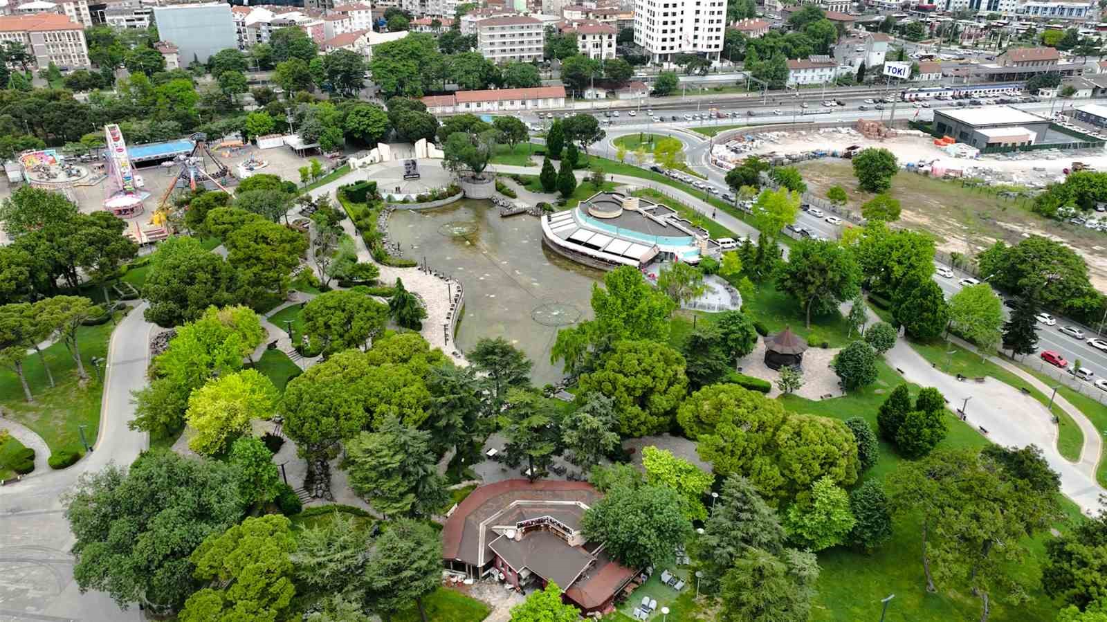 B&uuml;y&uuml;kşehir, Atat&uuml;rk Parkı&rsquo;ndaki s&uuml;s havuzunu temizledi
