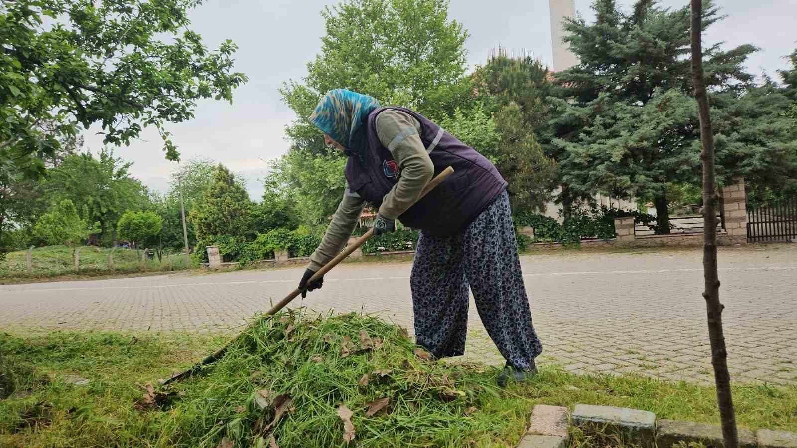 Sındırgı’da park, bahçe ve mesire alanlarında bahar temizliği