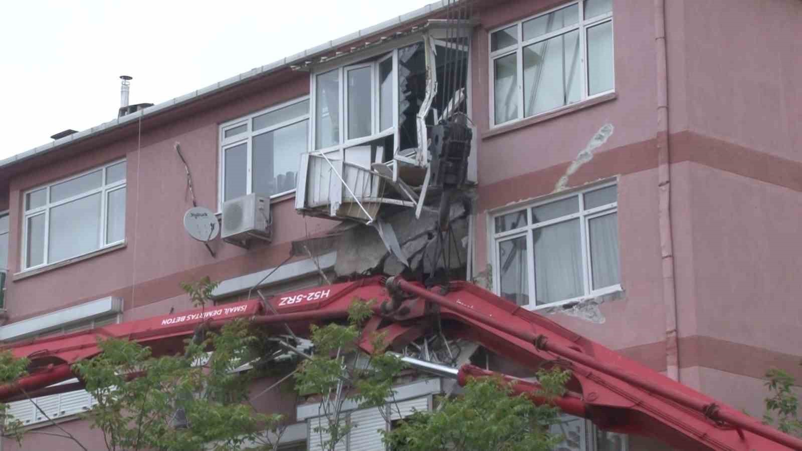 Üsküdar’da beton pompası apartmanın üzerine devrildi: 2 balkon çöktü