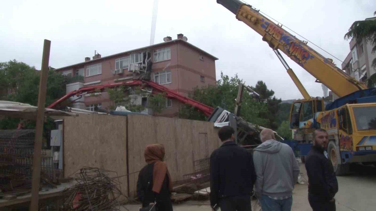 Üsküdar’da beton pompası apartmanın üzerine devrildi: 2 balkon çöktü
