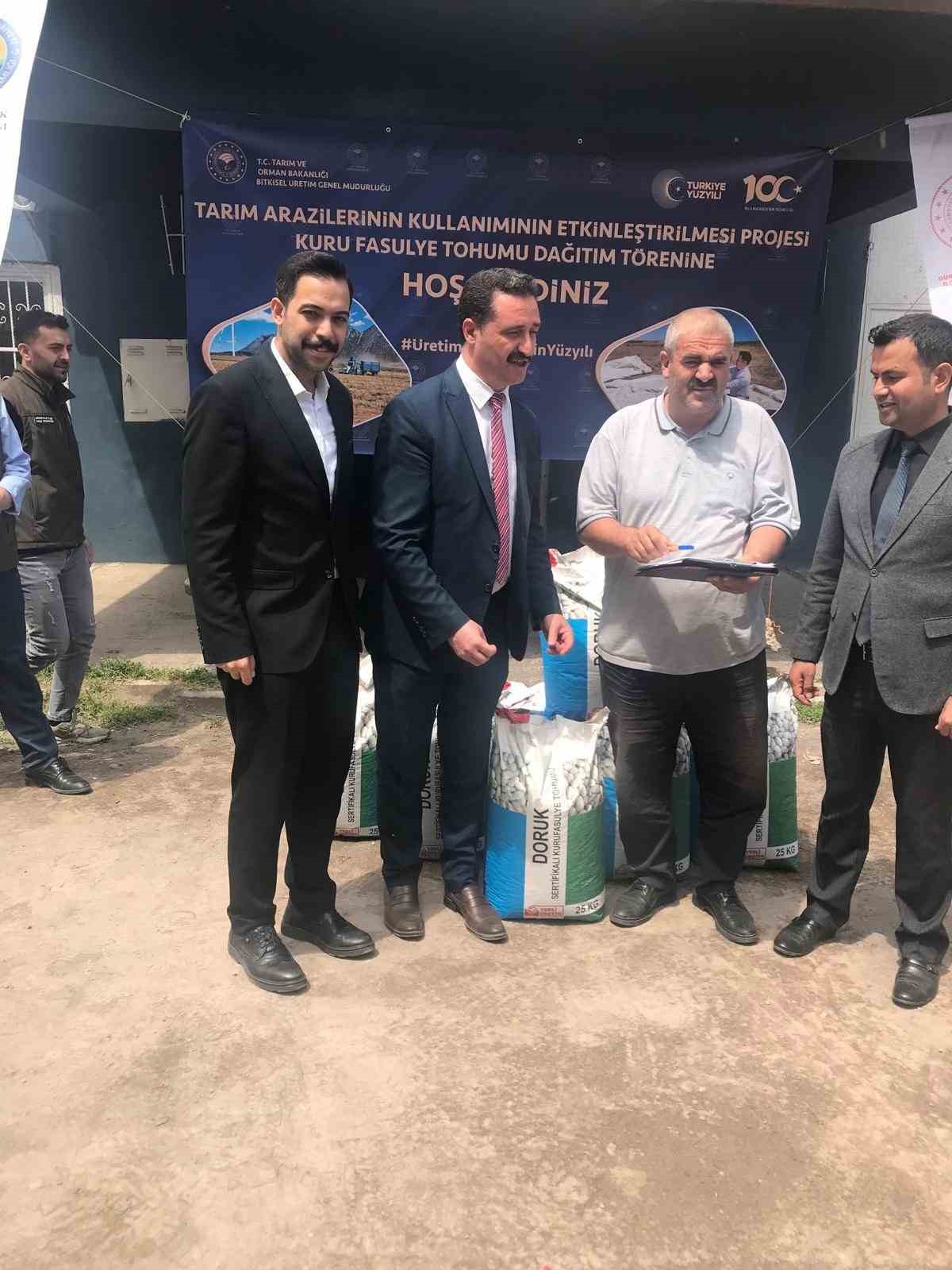 G&uuml;roymak&rsquo;ta 23 &ccedil;ift&ccedil;iye kuru fasulye tohumu dağıtıldı
