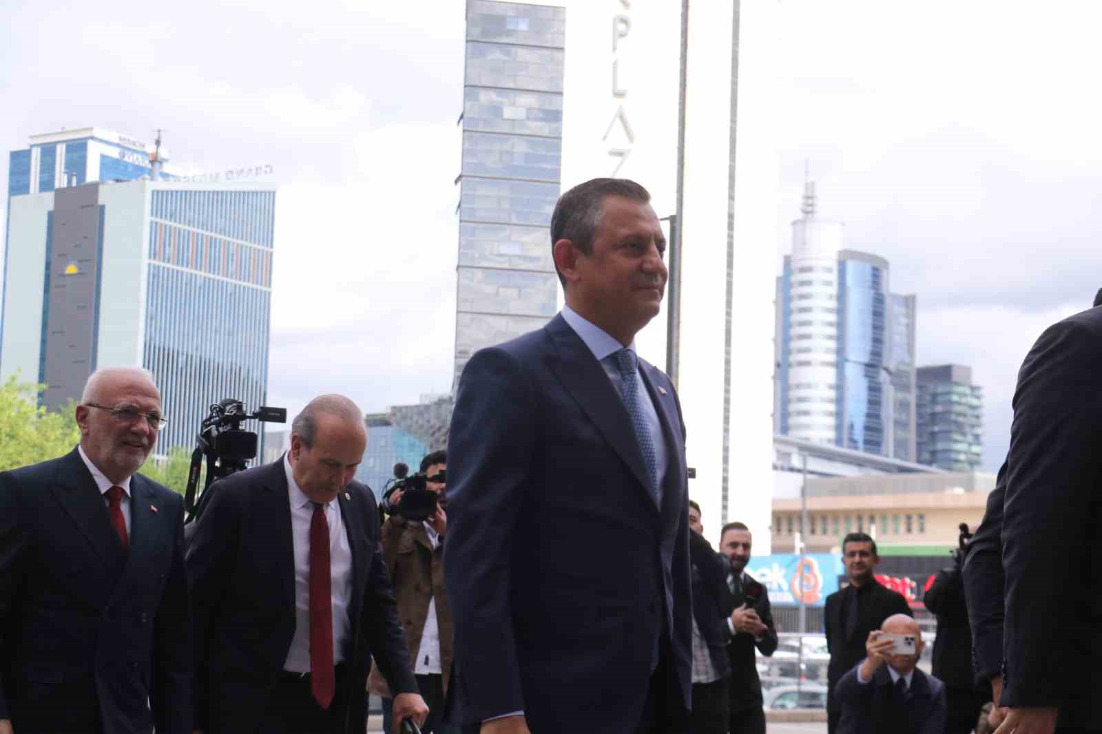Cumhuriyet Halk Partisi Genel Başkanı Özgür Özel, Cumhurbaşkanı Recep Tayyip Erdoğan ile görüşmek üzere AK Parti Genel Merkezine geldi.
