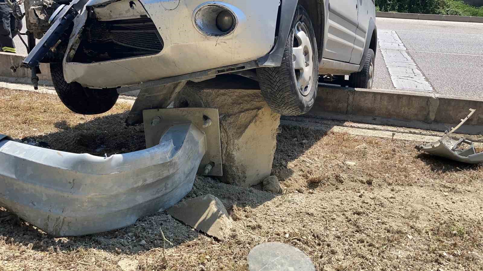 Burdur&rsquo;da kontrolden &ccedil;ıkan ticari ara&ccedil; ref&uuml;jde &ccedil;ıkıp aydınlatma direğini devirdi, 1 yaralı
