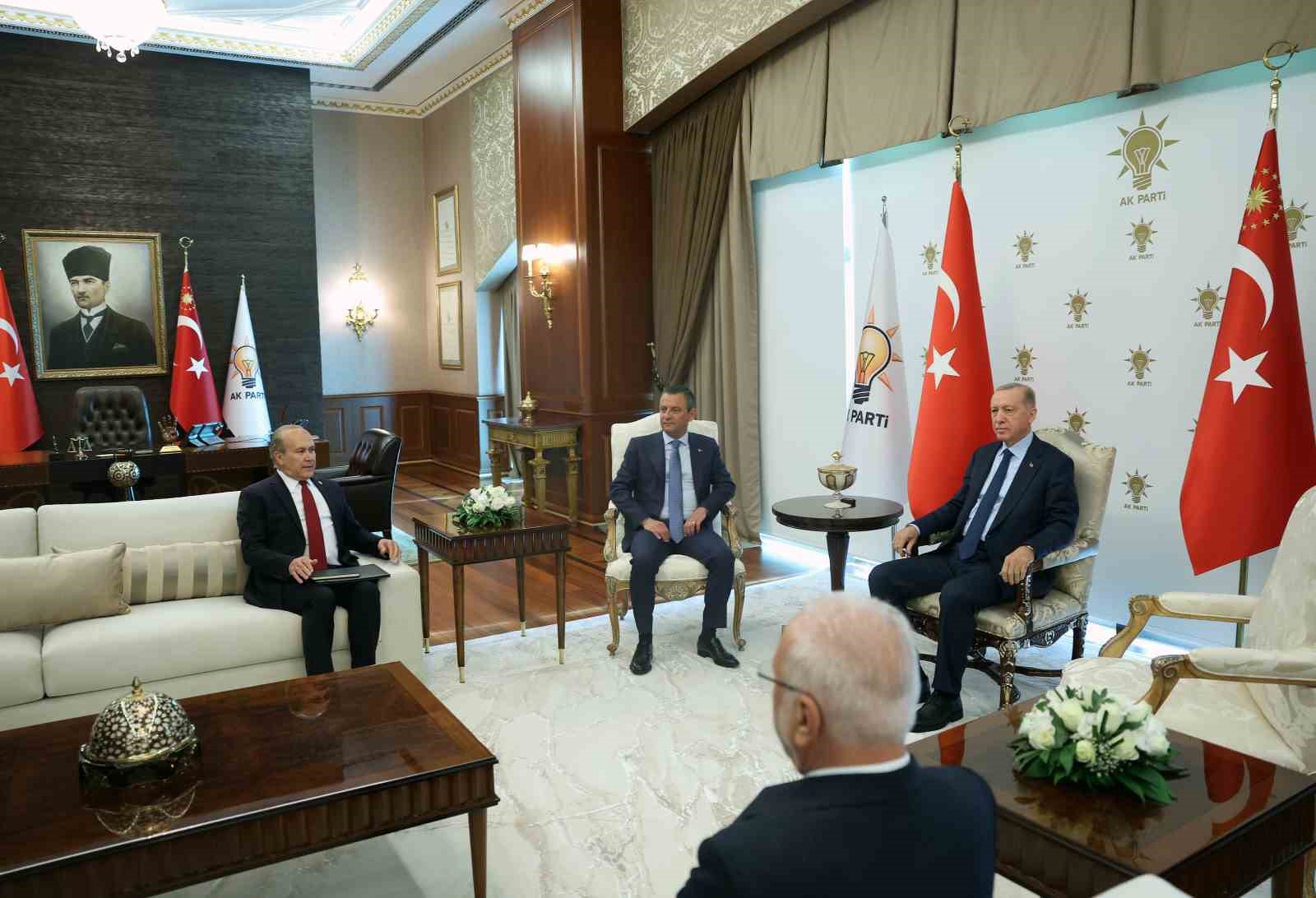 Cumhurbaşkanı Erdoğan, CHP Genel Başkanı Özel’i kabul etti
