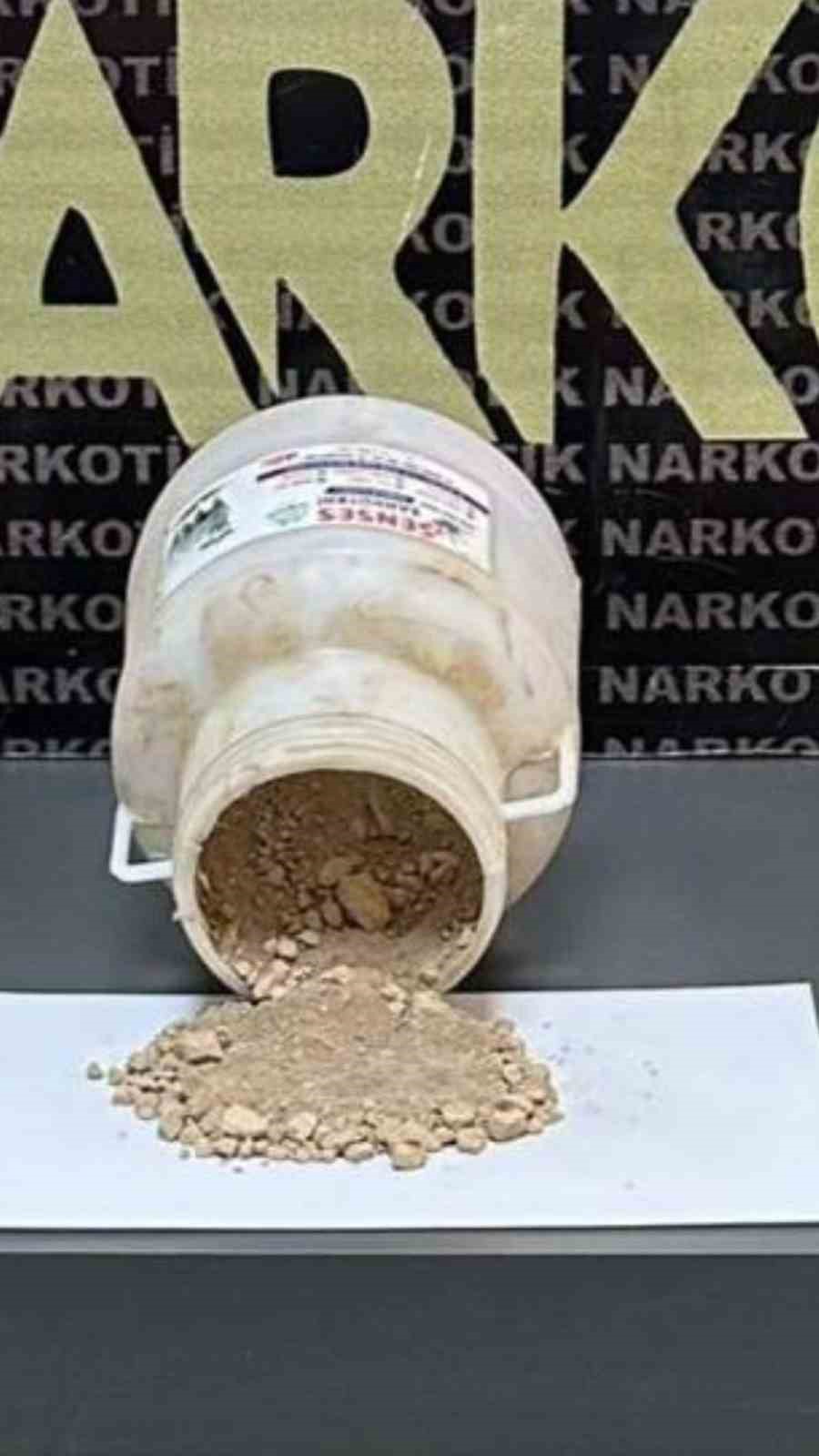 "Dur" ihtarına uymayıp polise çarpan otomobilden 2 kilo eroin ele geçirildi