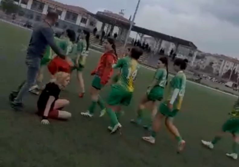 Aksaray&rsquo;da kadınların futbol ma&ccedil;ındaki kavga kamerada: 7 yaralı
