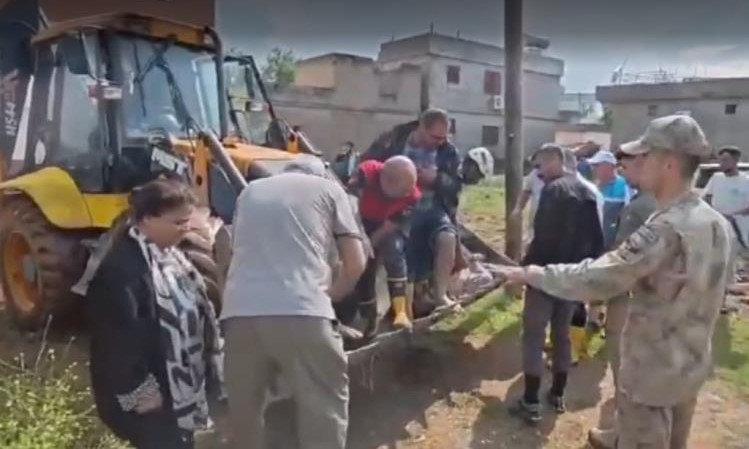 Yağmur nedeniyle çıktıkları damda mahsur kalan yaşlı çift kurtarıldı
