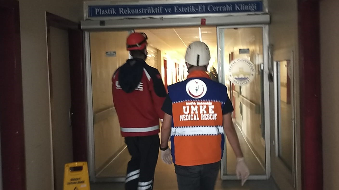 Yangın &ccedil;ıkan hastanede hastaların tahliyesi s&uuml;r&uuml;yor
