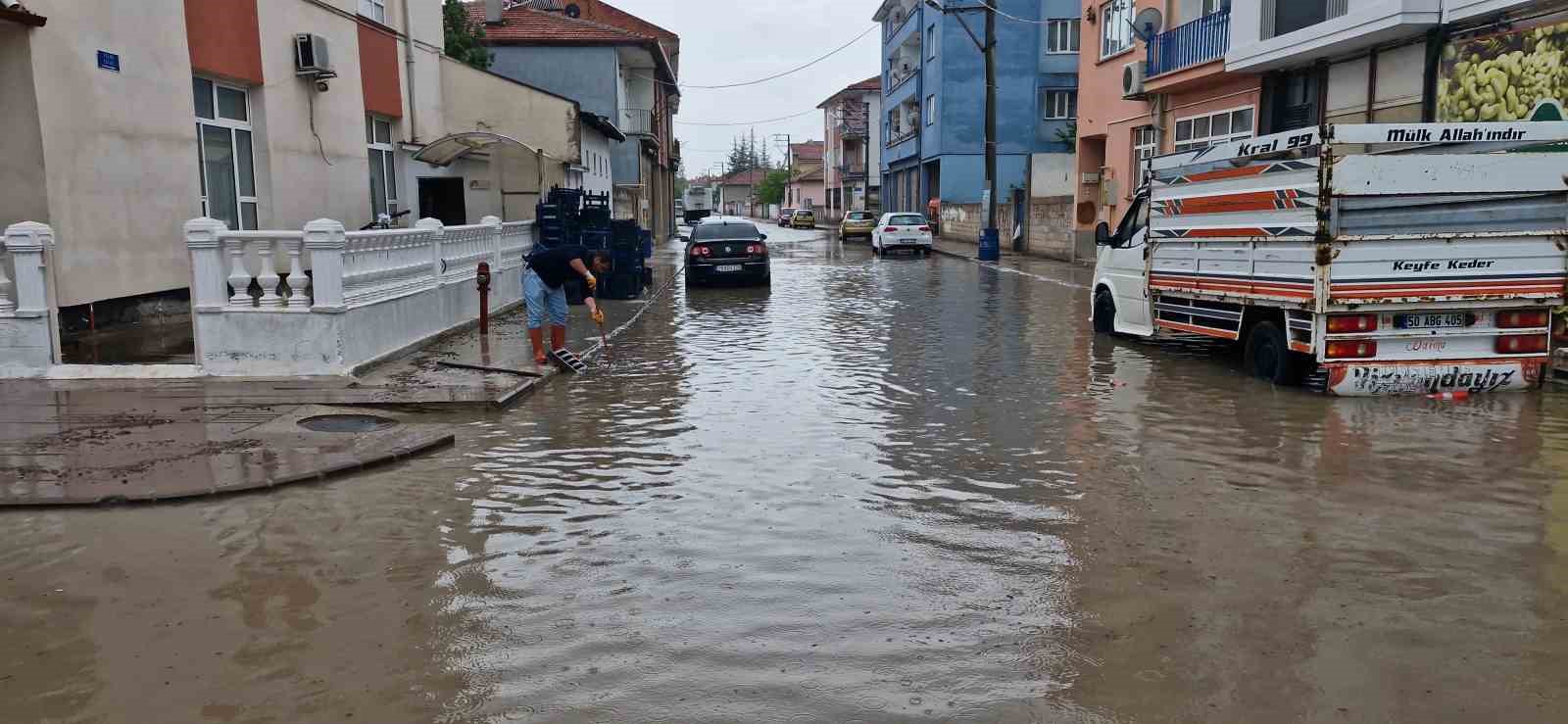 &Ccedil;orum&rsquo;da sağanak hayatı olumsuz etkiledi

