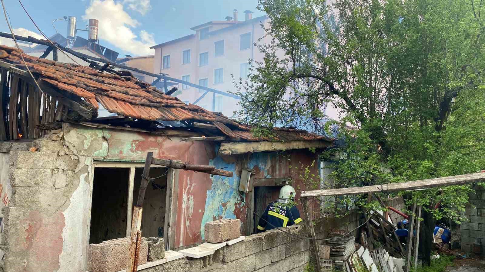 Metruk binada &ccedil;ıkan yangına mahalleli hortumla m&uuml;dahale etti
