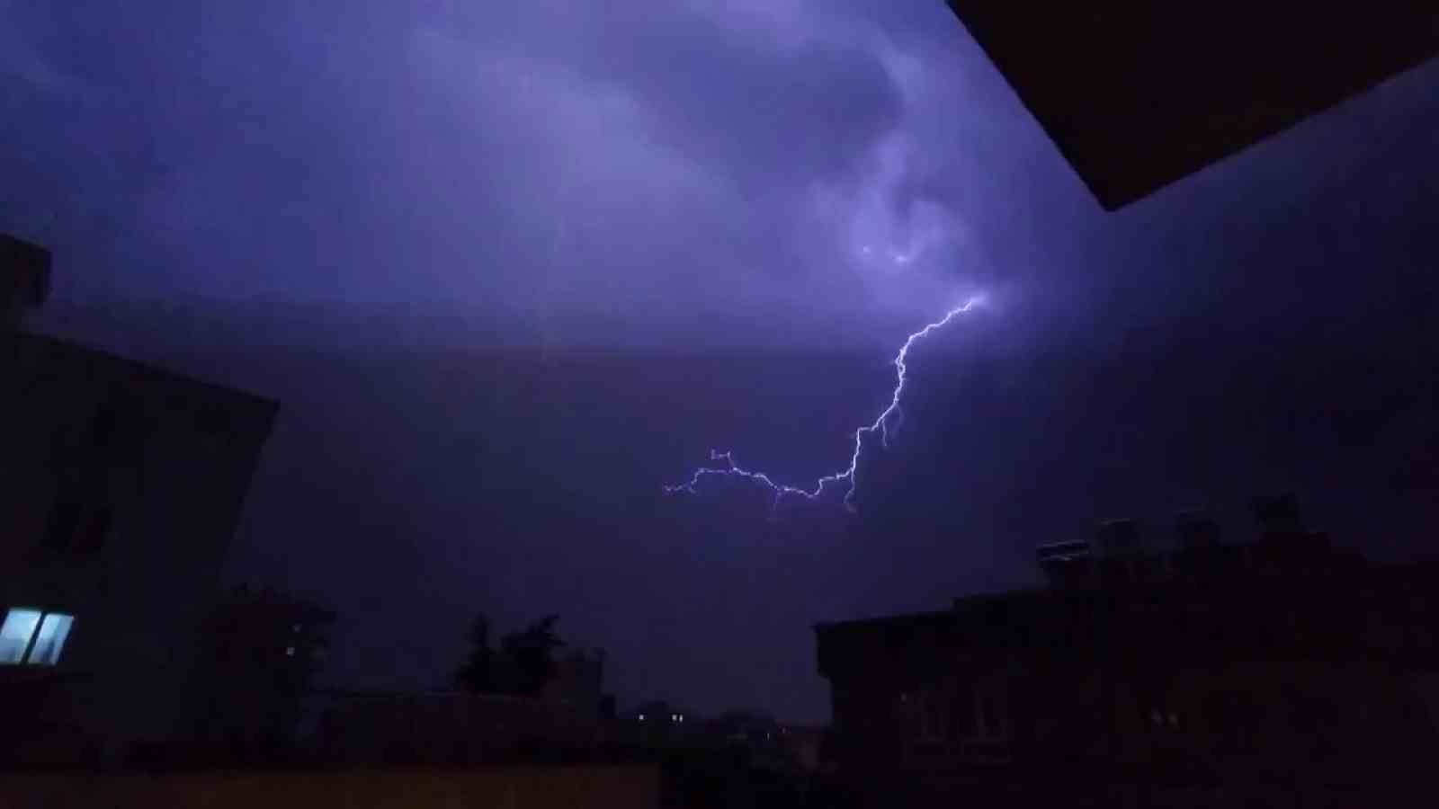 Adıyaman&rsquo;da geceyi şimşekler aydınlattı
