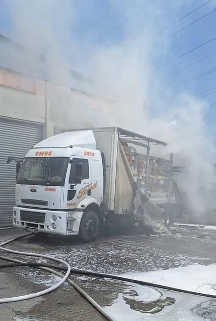 Dağıtılmayı bekleyen kargolar yangında k&uuml;l oldu
