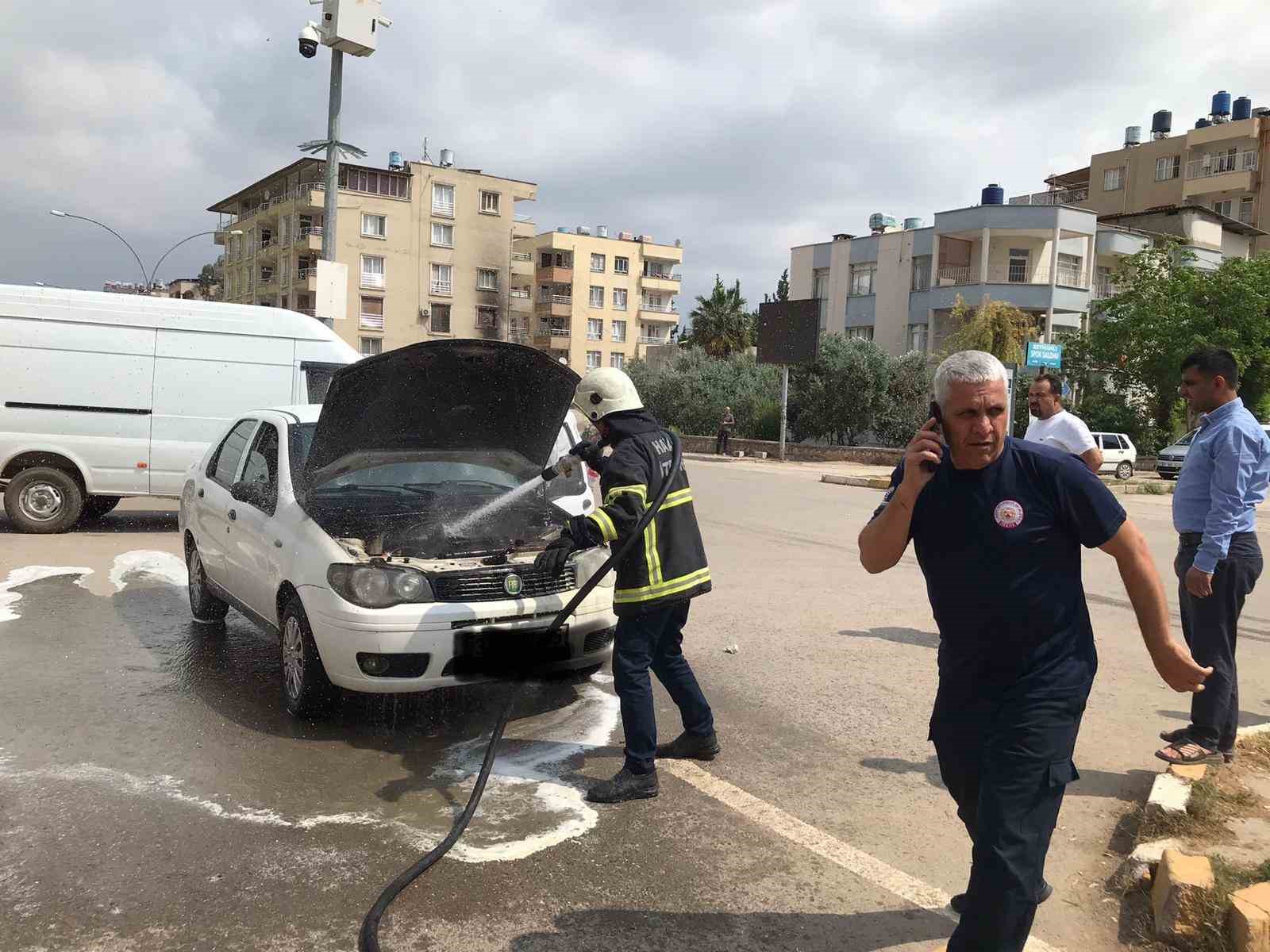 Reyhanlı’da çıkan araç yangını kısa sürede söndürüldü
