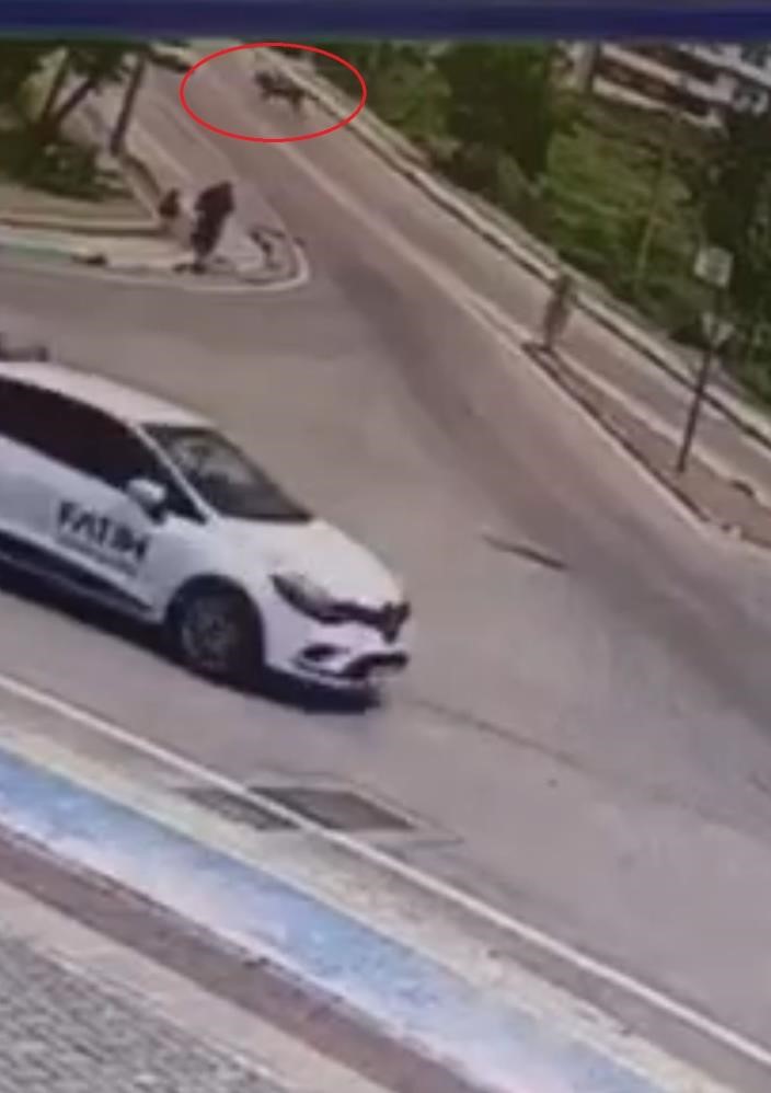 G&ouml;ren g&ouml;zlerine inanamadı, başıboş atlar cadde &uuml;zerinde d&ouml;rtnala koştu
