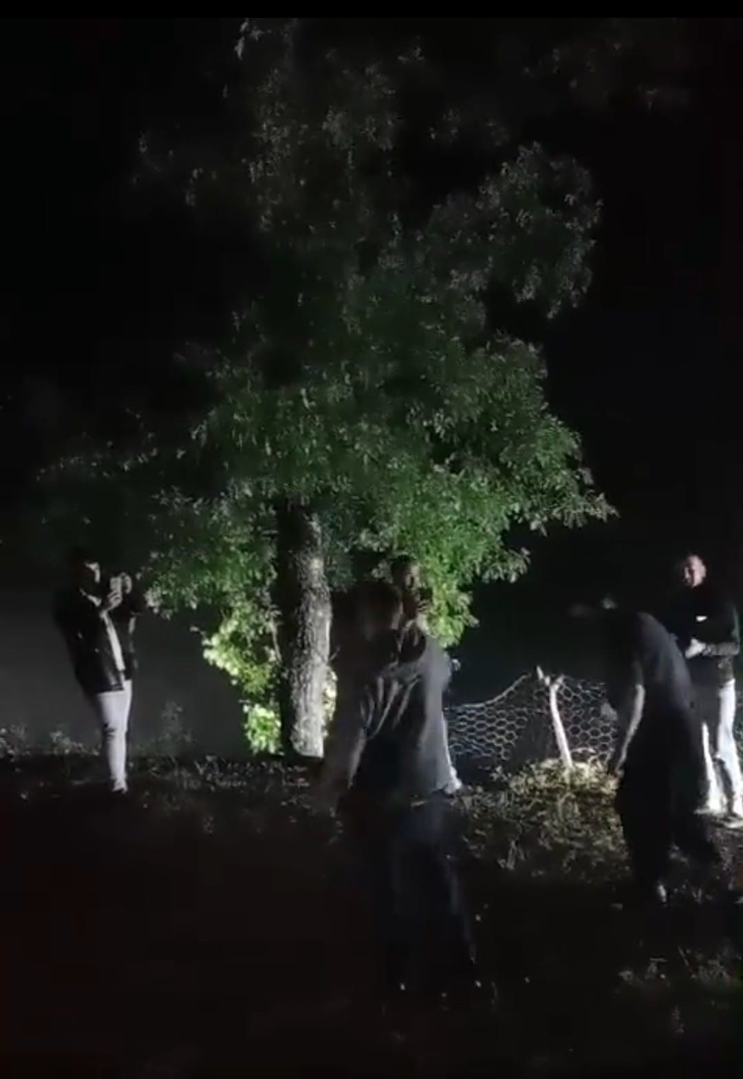 Adana&rsquo;da gen&ccedil;ler yağmur altında oynadı
