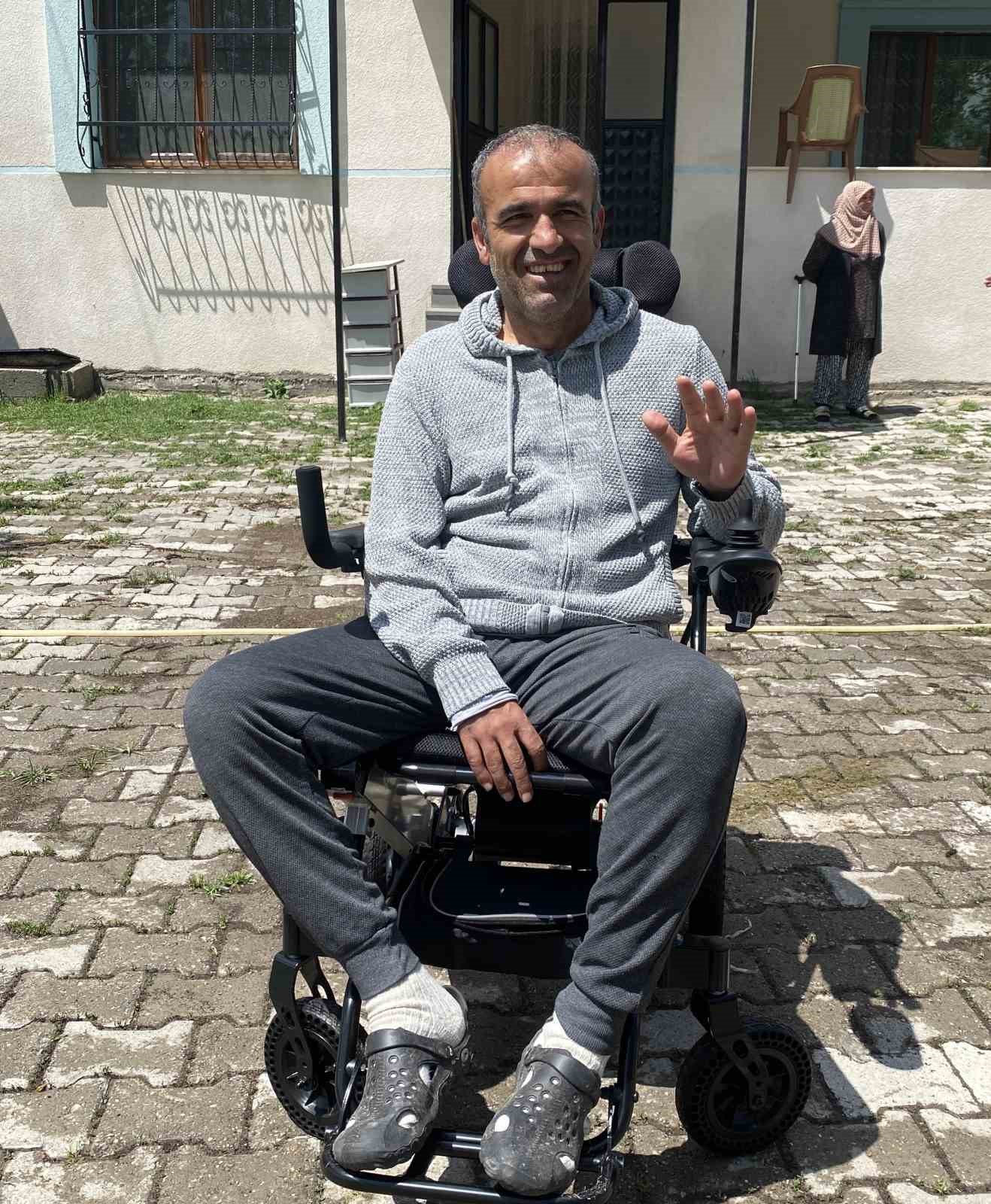 Başkan Büyükkılıç’tan akülü tekerlekli sandalye istedi, anında talebi karşılandı
