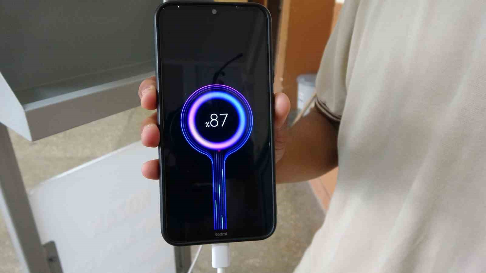 Adanalı meslek lisesi &ouml;ğrencileri afetlerden ilham aldı, g&uuml;neş enerjisi sistemiyle &ccedil;alışan şarj istasyonu &uuml;retti
