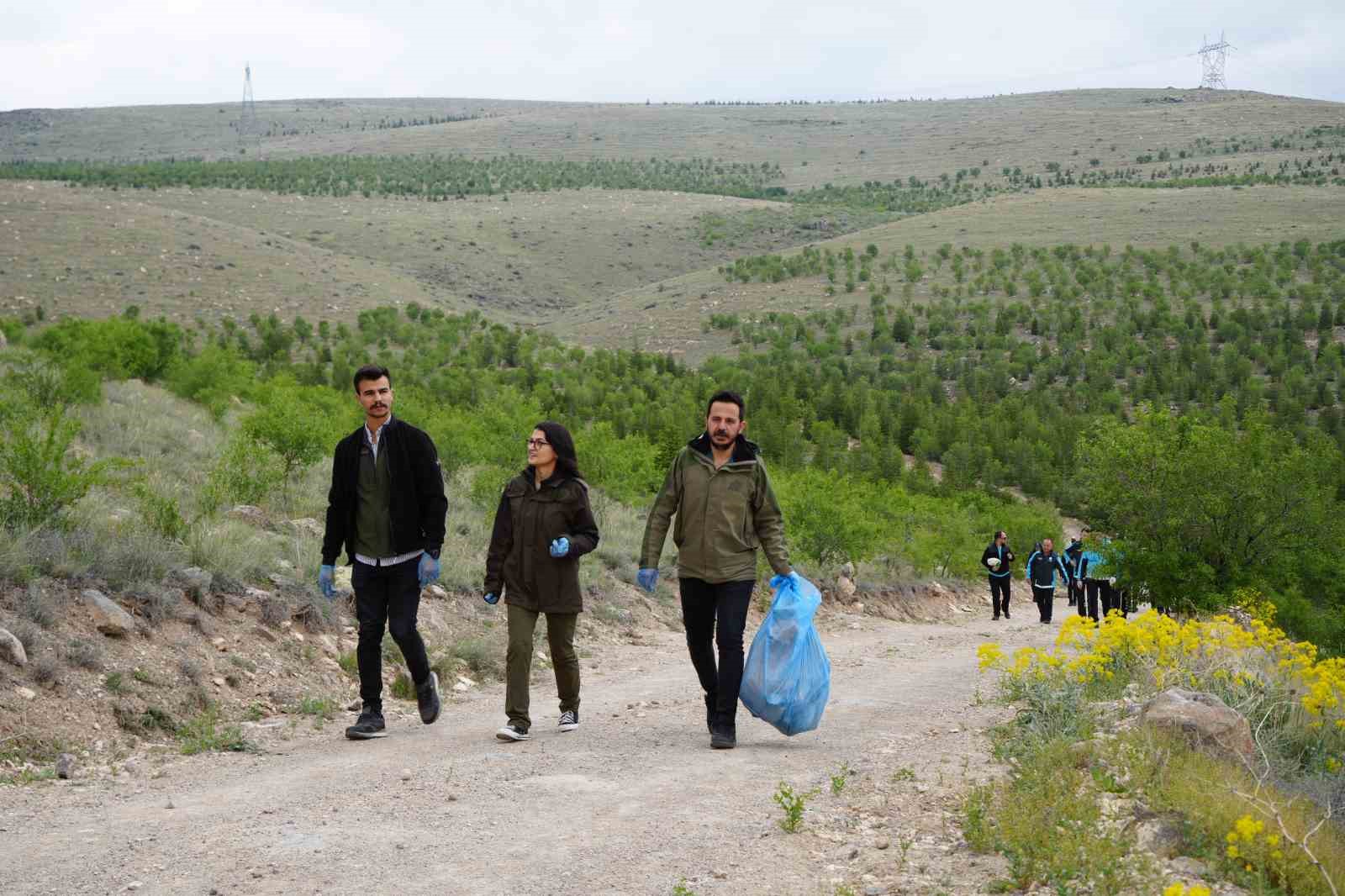 Niğde’de daha temiz bir orman için çöp topladılar
