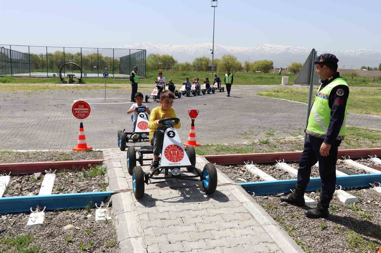 Muş’ta çocuklara trafik eğitimi verildi
